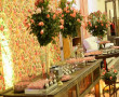 CASAMENTO-PAINEL FLORAL E MESAS RÚSTICAS